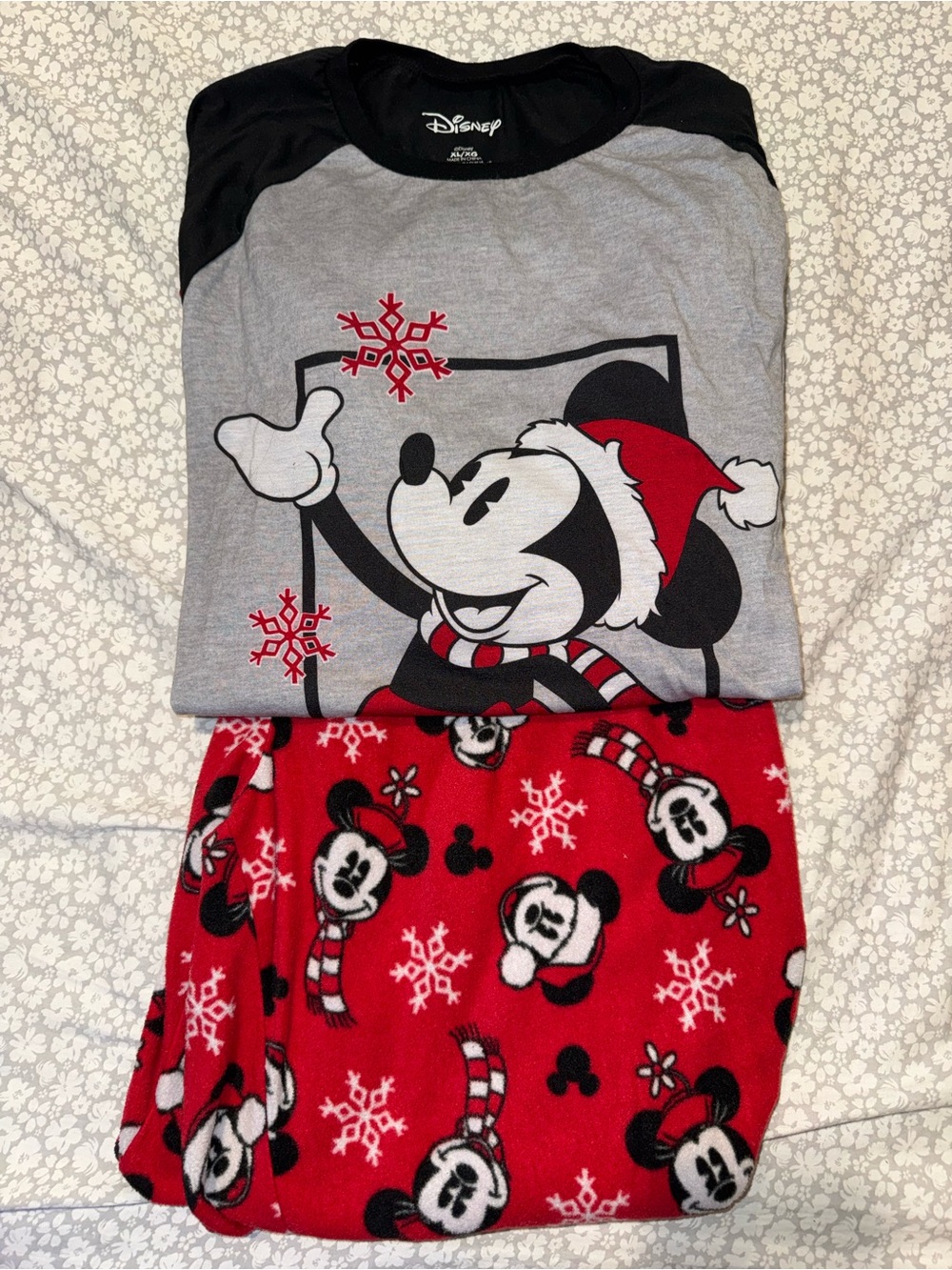 Disney Men’s Grey & Red Mickey Mouse Holiday Pajama Set
